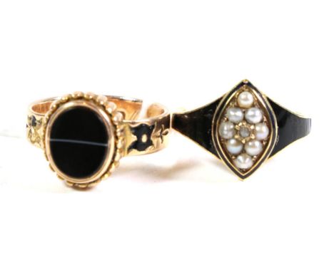 A 15 carat gold agate set mourning ring, enamel damaged, inscibed to the outer shank 'Llewellin died March 30th 1874', finger
