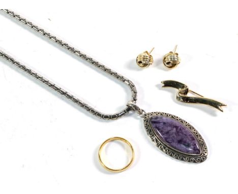 A 22 carat gold band ring, finger size S1/2; a pair of knot earrings; a pendant on chain, stamped '925'; and a brooch (4).  B