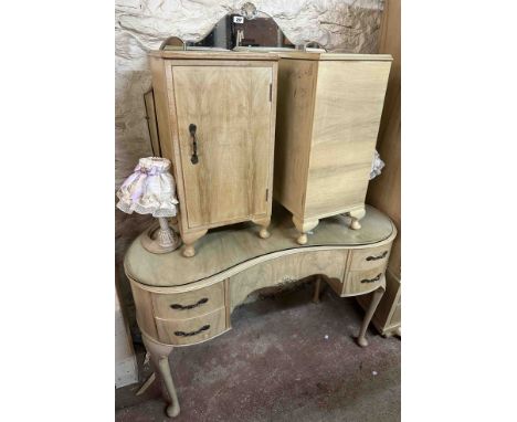F. Wrighton: a vintage walnut part bedroom suite comprising a 1.2m kidney shaped kneehole dressing table with triple mirror, 