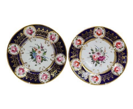 A pair of Chamberlains Worcester plates, with blue and gilt borders and enamelled with flowers, together with a cased mahjong