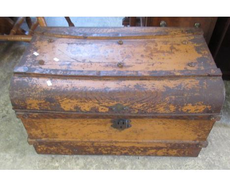 Vintage tin trunk with carrying handles. (B.P. 21% + VAT) 