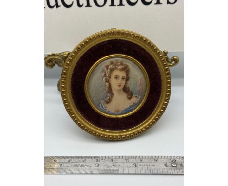 A Late 18th/ Early 19th century miniature portrait painting of a lady. Signed R Dumans. Fitted with a concave glass, gilt met