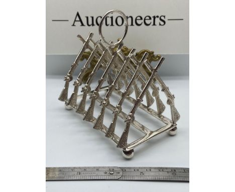 A Nice example of a silver plated toast rack of rifle form. [12x11.5x8cm] 