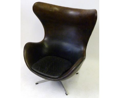Arne Jacobsen (1902-1971) for Fritz Hansen Egg chair
Finished in black hide, raised on chrome supports, complete with origina