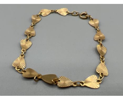 9ct gold engine turned heart bracelet. 2.9g