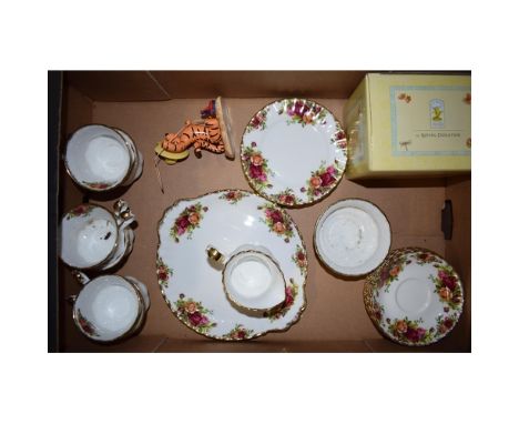 Royal Albert Old Country Roses to include 6 cups, 6 saucers, 6 saucers and 6 side plates, milk jug, sugar bowl, a cake plate 