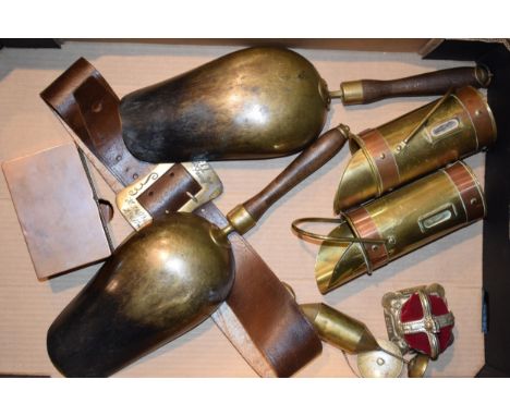 A mixed collection of items to include trench art style items, Silver Jubilee 1977 crown, vintage style scoops and similar it
