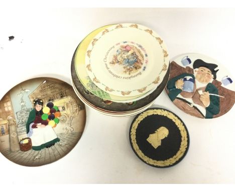 An assortment of ceramic collectors plates (some limited edition) including Royal Doulton, Spode, Wedgwood, Paragon etc. post