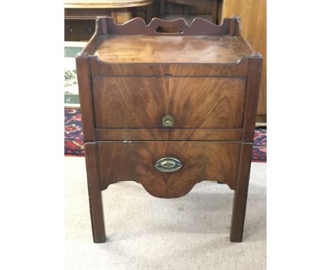 A George III mahogany commode, approximate dimensions 59x47x77cm
