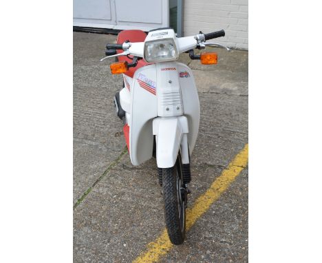 A 1992 Honda SH50 50cc City Express Retro Moped Scooter, the scooter has an MOT until August 2017. The scooter is in running 