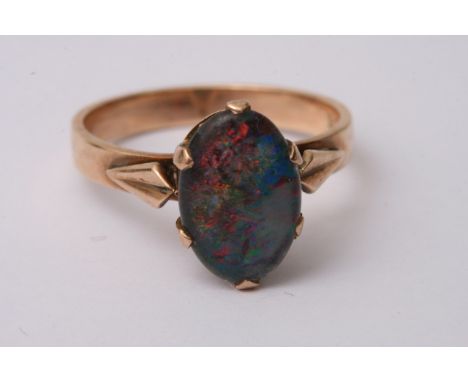 An opal dublet 9ct gold ring, 