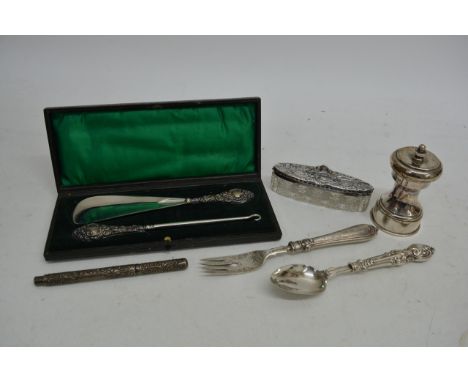 A silver pen and other silver oddments including a cased shoe horn and button hook.