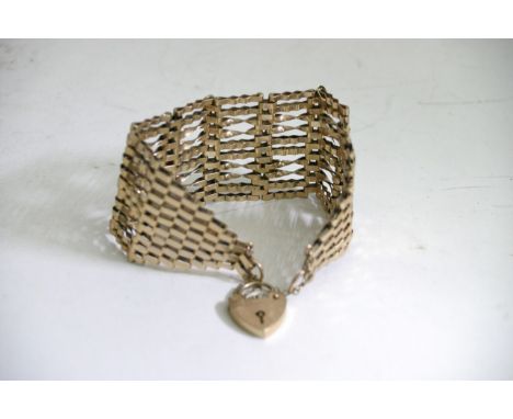 A 9 carat gold gate bracelet.
