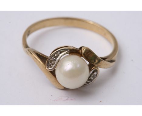 A ladies yellow gold ring set with a cultured pearl, approximately 2.2 grams total weight, ring size approximately N