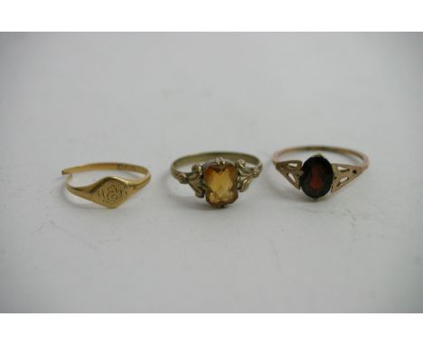 Two 9ct gold rings and an 18ct gold ring, approx 4.4g (3)..