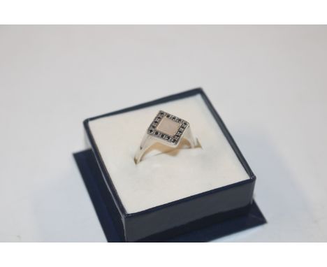 A Sterling silver and mother of pearl ring, size N