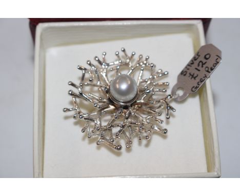 A large Sterling and grey cultured pearl ring, size P/Q approx. 13gms