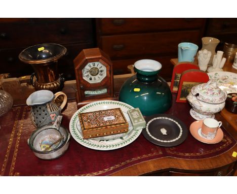 An American mantel clock; an inlaid trinket box; Wedgwood jasperware; book ends; a Beswick lustre urn and a green glass light