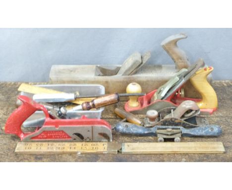 Woodworking planes and&nbsp;tools including Rabbet plane, Acorn, Record, folding rulers etc