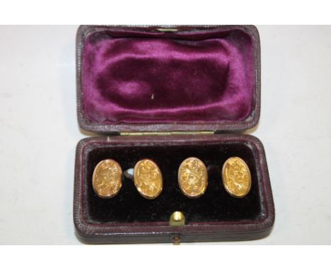 A BOXED PAIR OF HALLMARKED 15CT GOLD CUFFLINKS