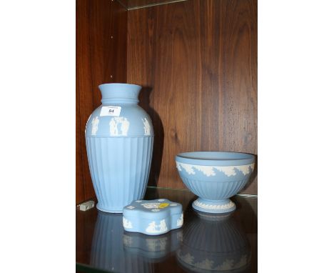 A LARGE WEDGWOOD JASPERWARE VASE WITH A BOWL AND TRINKET BOX