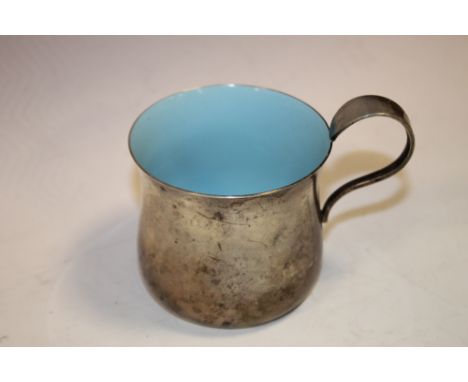 AN AMERICAN ENAMEL INTERIOR MUG BY REED & BARTON, stamped 'sterling - x29 - pointed antique' to the base, H 7.5 cm