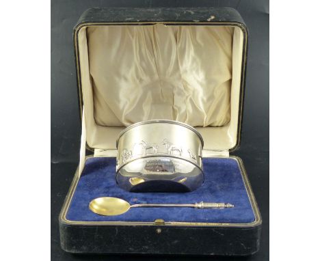 A George V cased silver 'Noah's Ark' bowl and spoon, William Hutton &amp; Sons, Sheffield, 1923, 7oz.CONDITION: Bowl and spoo