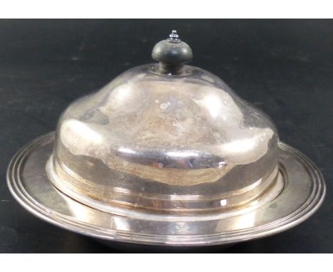 A George V silver muffin dish and cover with liner, George Howson, London, 1911/2, width 18.7cm, 16oz.CONDITION: Small engrav