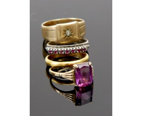 Four rings, comprising; a 22ct gold wedding band, 2.8gms; a 9ct gold and scissors-cut purple-ish red synthetic-sapphire singl