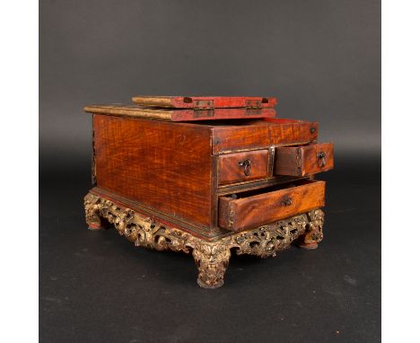 Ladies Travel Casket, to be opened with mirror and three drawers. China, 18/19th Century. 28 x 20 cm. Damages.