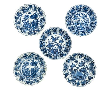 Floral decor, 18th Century, marked with double ring and jade symbol, 13 cm. in diameter, in diverse conditions.