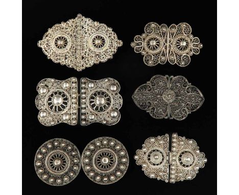 Consisting of 6 pieces of silver buckles from the regional costume including Zeeland widest 11 cm.