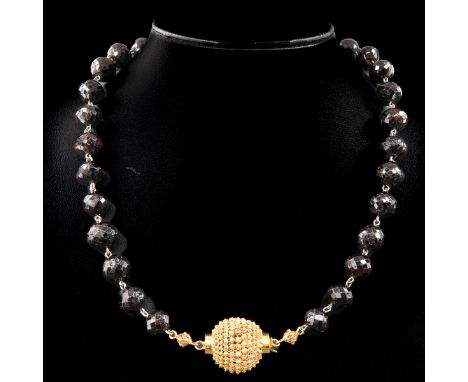 with 1 row of faceted garnet with 14 KG beehive clasp strung on silver wire from the tradition of Schouwen-Duiveland diameter