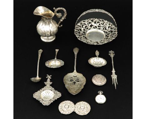 Consisting of 11 pieces of silver including cream jug and cake server largest length 24 cm.