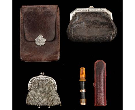 Consisting of 4 pieces of silver and gold including a cigar pipe with gold frame in case largest 9 x 13 cm.