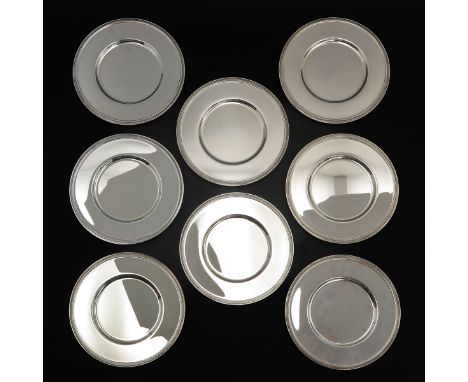 Consisting of 8 silver-plated saucers marked Christofle Malmaison diameter 30 cm.