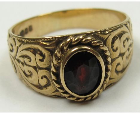 9ct Gold Ring set with Garnet size M weight 3.8 grams