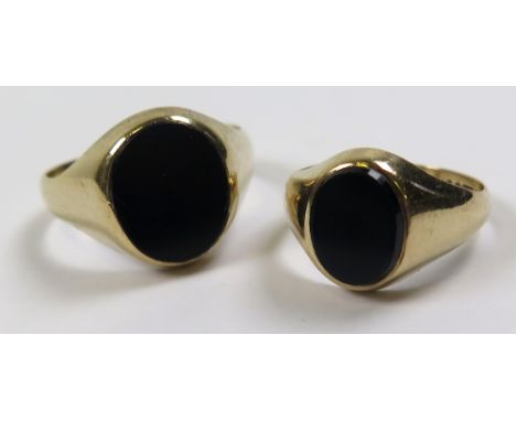 Two 9ct Gents Onyx set Rings sizes L,R weight 7.1 grams