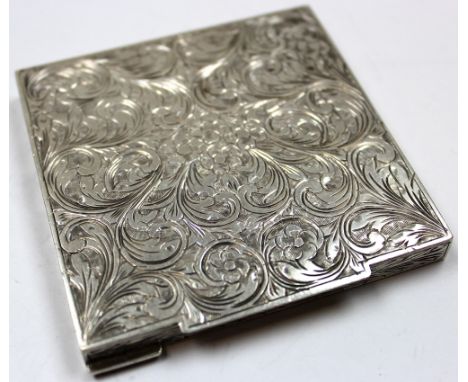 Italian silver compact (no glass). Marked twice 800 and Italy 'a Fleur De Lis'. Weight approx 67.8g
