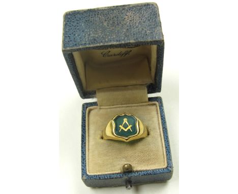 18ct Gold Masonic Ring, Shield shaped Green stone embellished with Compass weight 6.4 grams