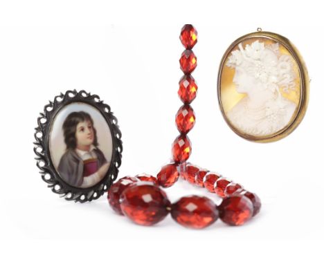 EARLY TWENTIETH CENTURY FACETED BAKELITE NECKLACEformed by graduated faceted ovoid beads, approximately 64cm long; along with