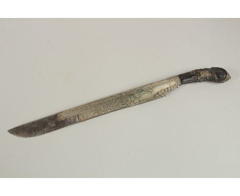 A FINE 18TH CENTURY SRI LANKAN SILVER MOUNTED HORN HILTED PIHA KEATA DAGGER, 24cm long.