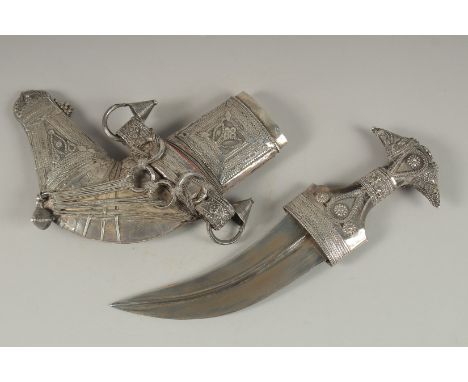 A FINE LATE 19TH-EARLY 20TH CENTURY ARAB OMANI JAMIBIYA DAGGER, with silver mounted horn handle and silver mounted scabbard, 