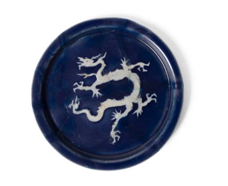 SLIP-DECORATED BLUE-GLAZED 'DRAGON' DISH YUAN DYNASTY OR LATER 元或以後 霽藍釉白龍紋碟 flat base, short straight sides, everted rim, app