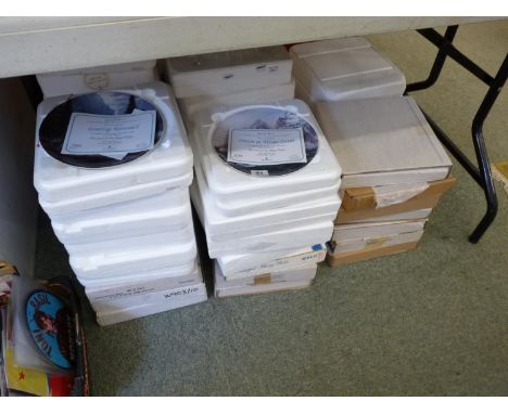 Large collection of assorted collectors plates inc. Lord of The Rings by Wedgwood 