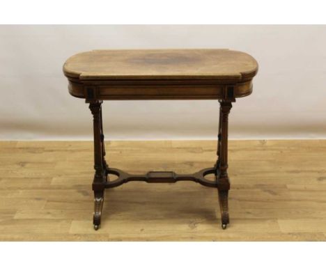 Fine quality early Victorian rosewood card table, with shaped fold over top enclosing puce baize playing surface with well be