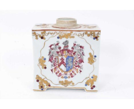 Large Samson Armorial Chinese-style porcelain tea caddy, of rectangular form on four feet, painted in gilt and enamels with f