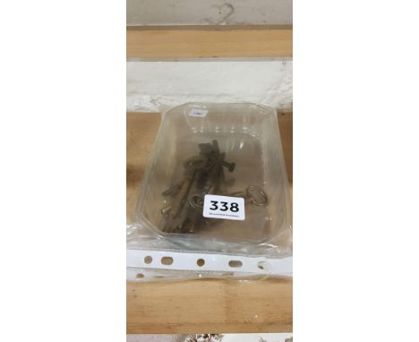 BOX OF 10 VINTAGE BRASS KEYS