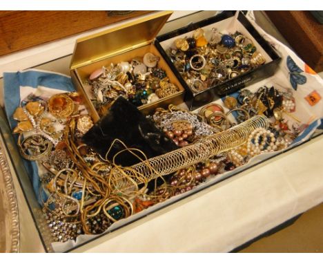 Tray of Vintage costume jewellery including rings, brooches and necklaces.