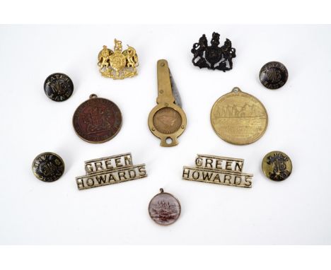 Sundry collectors' items, including military badges, Water Lane Brewery livery buttons, a 1901 Glasgow Exhibition pendant, a 